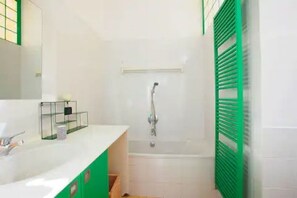 Duschwanne, Bidet, Handtücher, Shampoo