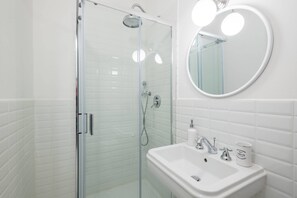 Basic Apartment, Multiple Beds | Bathroom | Shower, hair dryer, towels, soap - Belledonne Apartment (Florence)
