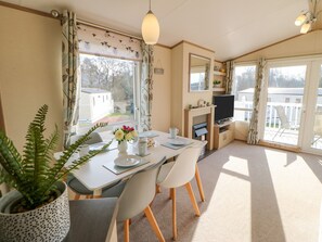 Dining - 46 Willowburn (Morpeth)