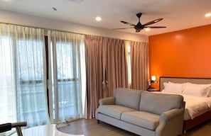 Kamar Double Eksklusif | Meja kerja, tirai kedap cahaya, setrika/meja setrika, dan Wi-Fi gratis