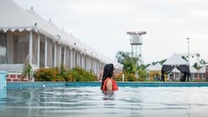 Una piscina al aire libre