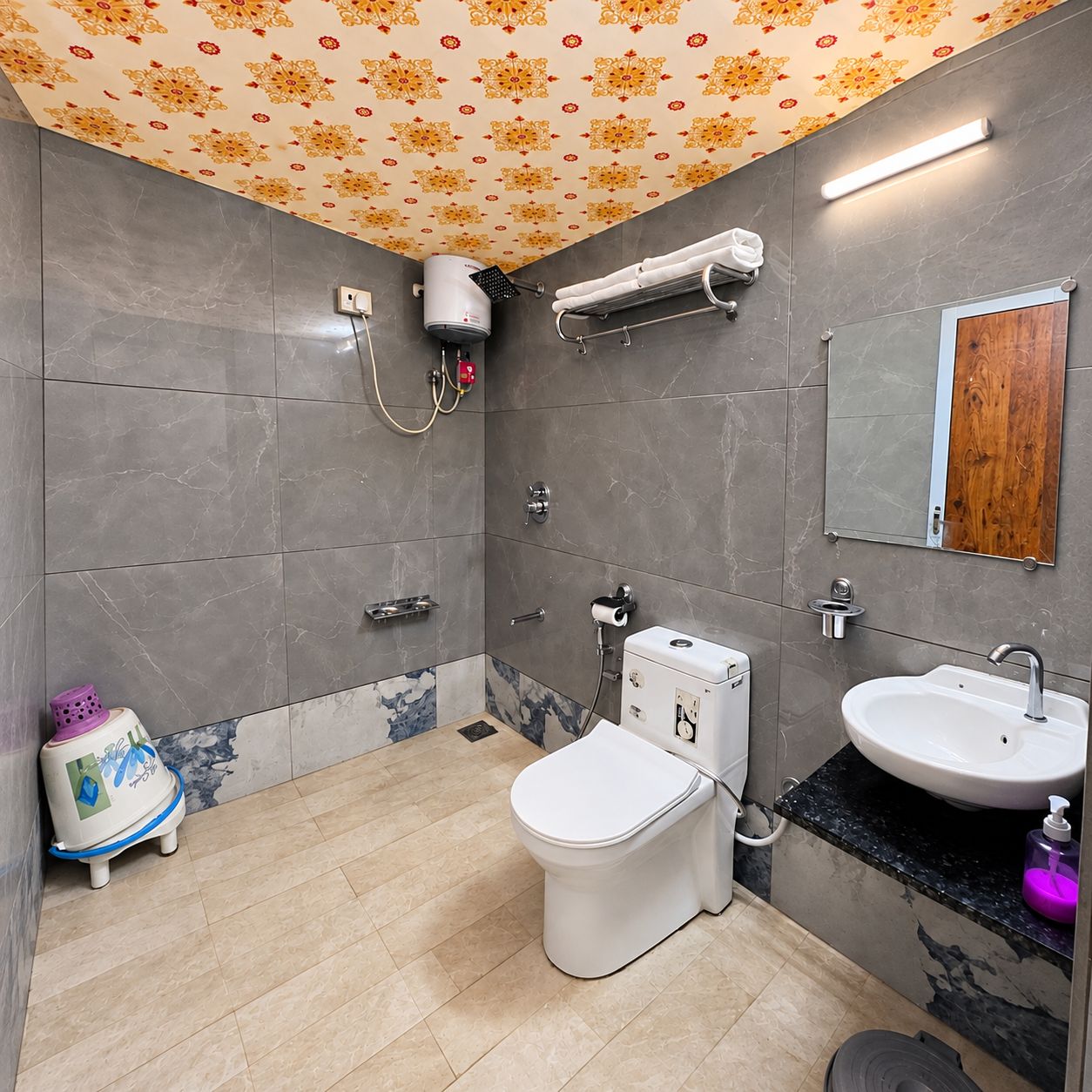 Un baño con inodoro, lavamanos, ducha y espejo.