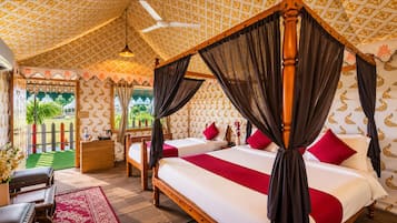 Uma cama com dossel e cortina, duas mesas de cabeceira, um criado-mudo, um tapete com padrão vermelho e branco, e vista para o exterior por uma janela.