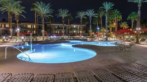 Alberca al aire libre y alberca climatizada