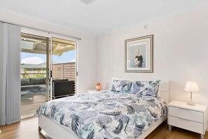 5 habitaciones, escritorio y tabla de planchar con plancha 