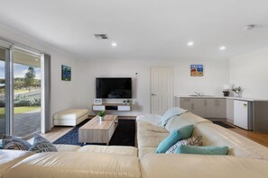 Smart-TV, Kamin, Videospiele, DVD-Player