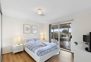 5 habitaciones, escritorio y tabla de planchar con plancha 