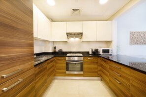Comfort Apartment | Private kitchen | Fridge, microwave, oven, stovetop - Maison Privee - Sparkle Tower 3 (Dubai)