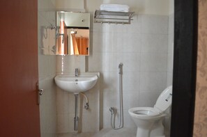 Habitación de lujo con 1 cama matrimonial o 2 individuales | Baño | Regadera, regadera con hidromasaje, toallas