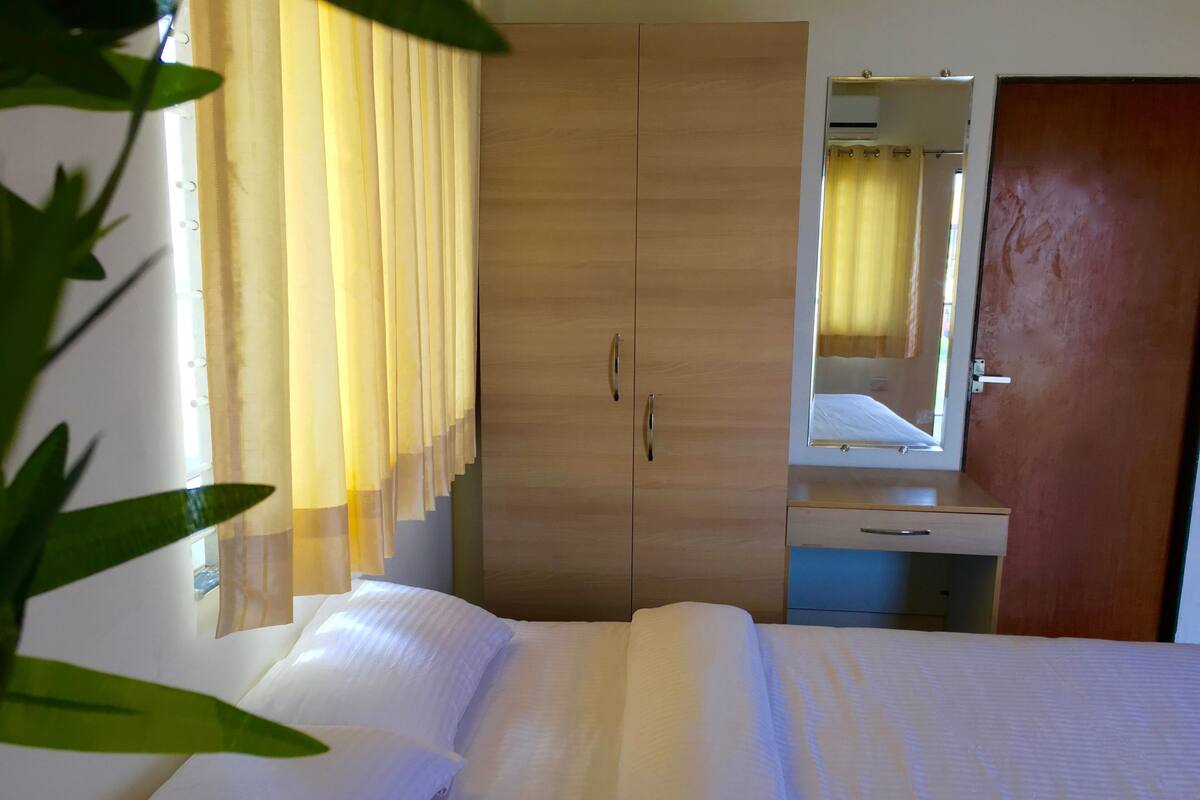 Habitación de lujo con 1 cama matrimonial o 2 individuales | Sábanas de algodón egipcio, ropa de cama de alta calidad y wifi gratis