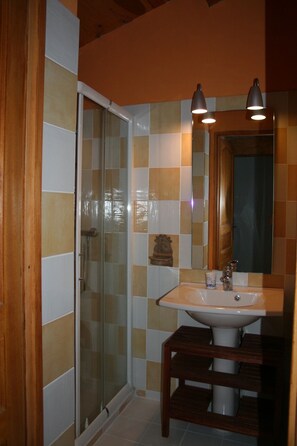 Dusche, Haartrockner, Handtücher, Toilettenpapier