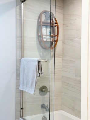 Dusche, Whirlpool, Haartrockner, Bidet