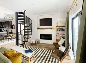 Smart-TV, peis og bøker