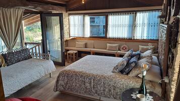 1 slaapkamer, een bureau, een strijkplank/strijkijzer, wifi