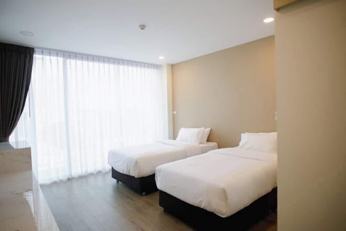 Luxe beddengoed, verduisterende gordijnen, geluiddichte muren