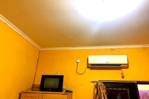 Desk, laptop workspace, free WiFi, bed sheets