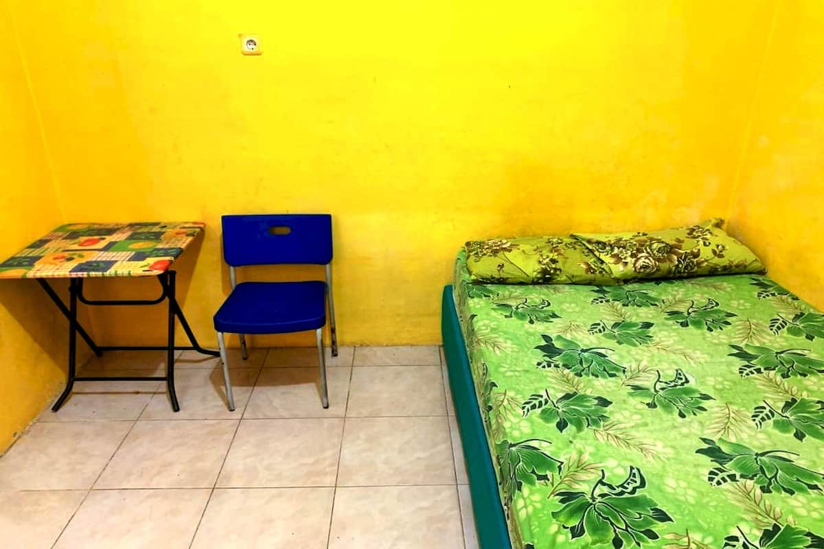 Desk, laptop workspace, free WiFi, bed sheets