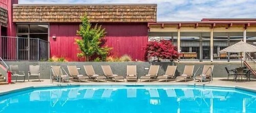 Pleasant Stay! Accessible Unit Close to Atractions! w/ Pool, Pet-friendly too!