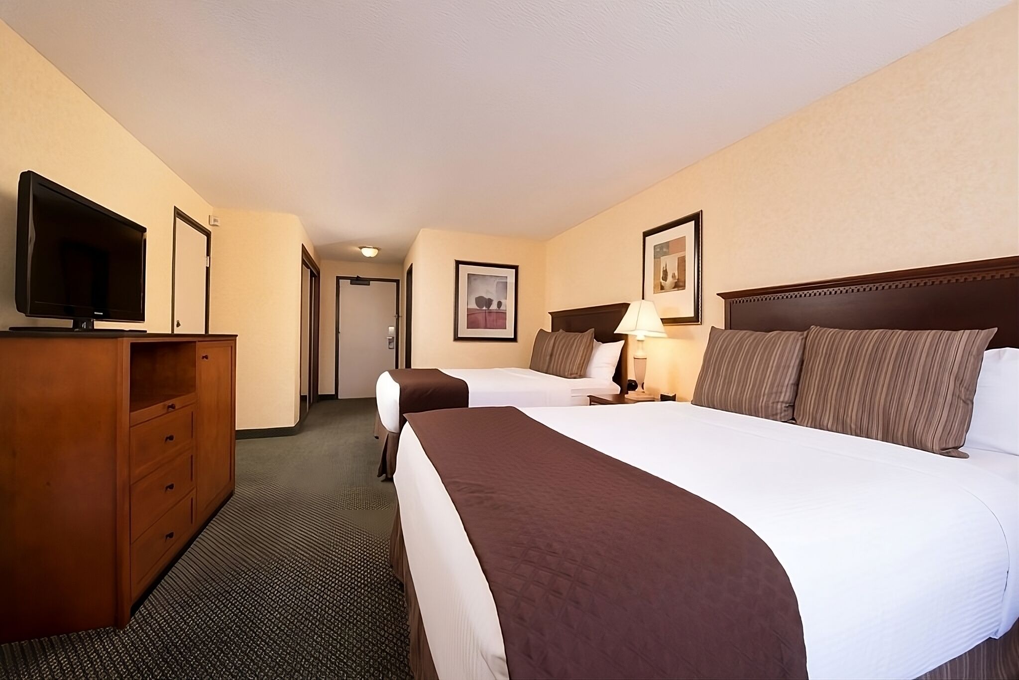 Family Vacay! Comfortable Unit, Onsite Pool, FREE Parking, Pets are Welcome too!
