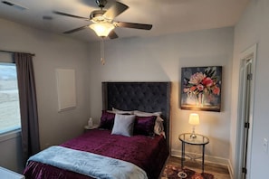 3 bedrooms, desk, free WiFi, bed sheets - NEW single level 3 bed 2 bath (Bel Aire)