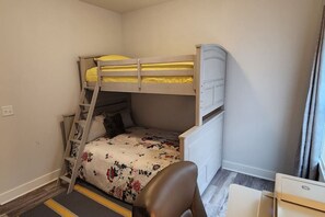 3 bedrooms, desk, free WiFi, bed sheets