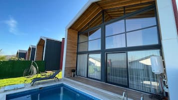 Deluxe Villa | Private kitchenette | Mini-fridge, stovetop, electric kettle, griddle