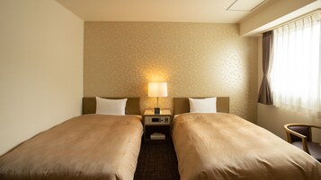 Una habitación de hotel con dos camas individuales, una mesita de noche con una lámpara, un reloj y una silla.