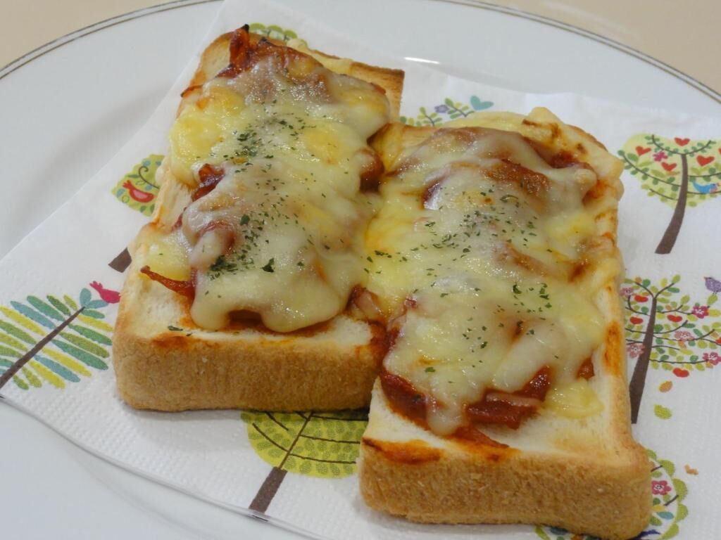 Dos porciones de pizza en un plato.