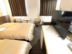 Down duvets, desk, laptop workspace, blackout curtains - Hotel Yassa (Mihara)