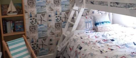 2 dormitorios, tabla de planchar con plancha, cuna de viaje