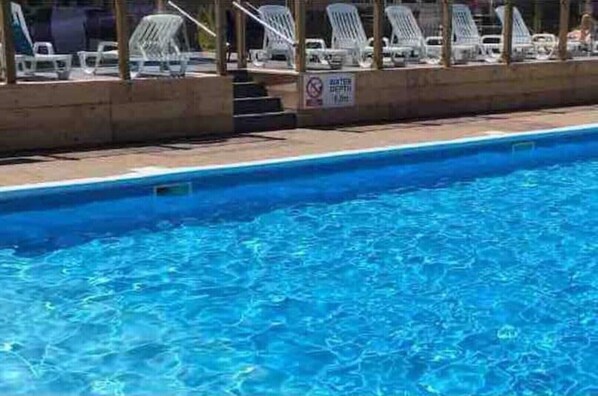 Una piscina techada, una piscina climatizada