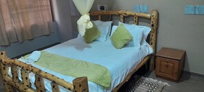 Traditional Single Room | Laptop workspace, free WiFi, bed sheets - Ashara (Awassa)
