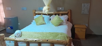 Habitación clásica doble, vistas al jardín | Espacio para trabajar con un portátil, wifi gratis, ropa de cama