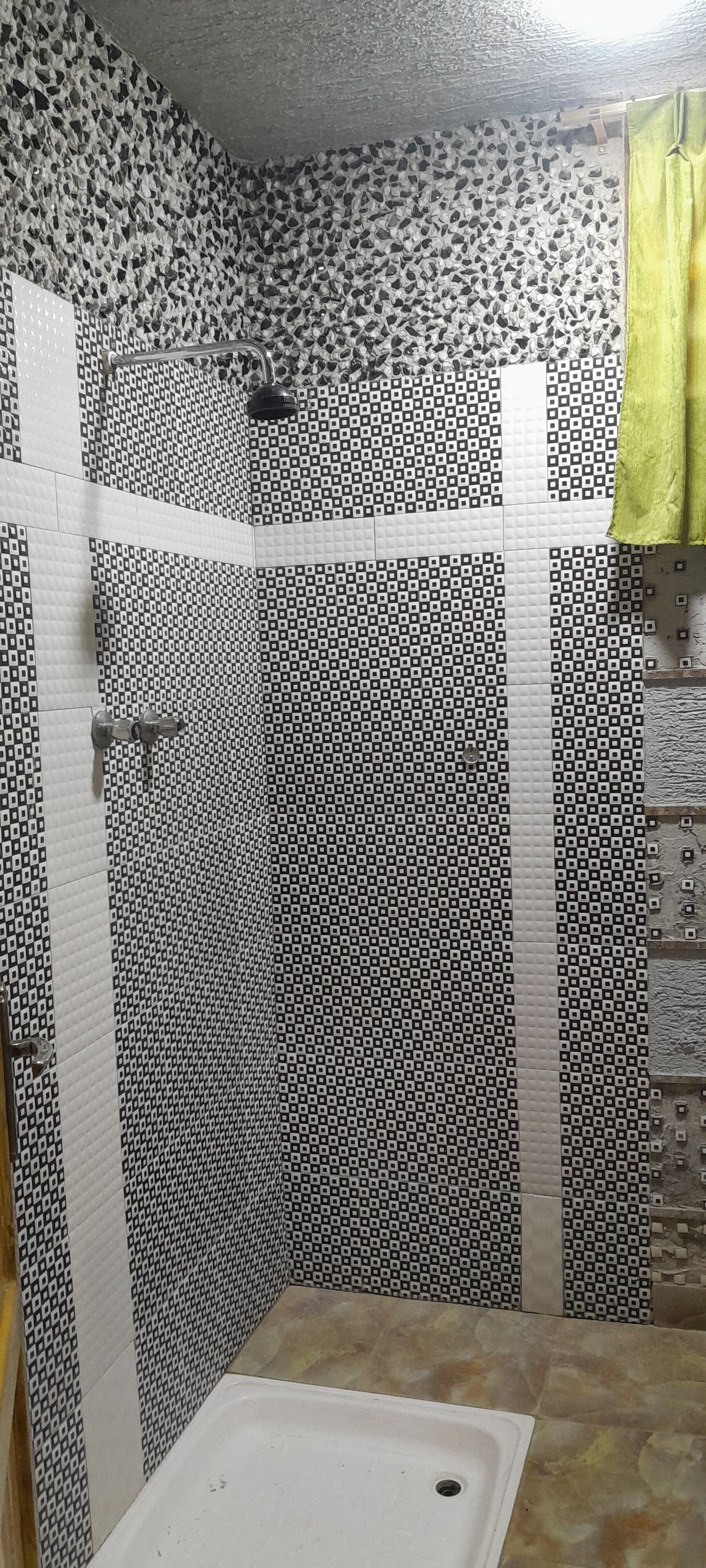 Habitación clásica doble, vistas al jardín | Baño | Ducha, zapatillas, toallas y jabón