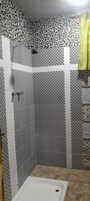 Quarto casal clássico, vista para o jardim | Banheiro | Chuveiro, chinelos, toalhas de banho, sabonete