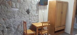 Classic-Doppelzimmer, Gartenblick | Essbereich im Zimmer