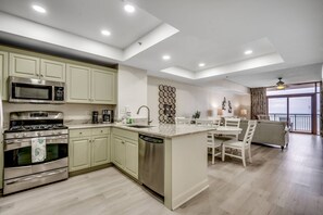 Geladeira, micro-ondas, fogão, cooktop