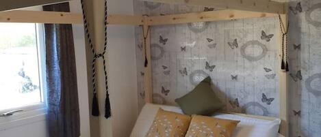 2 bedrooms, iron/ironing board, travel crib, free WiFi