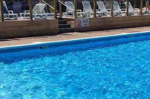 Een binnenzwembad en een buitenzwembad