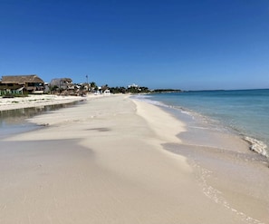 Plage, chaises longues, serviettes de plage