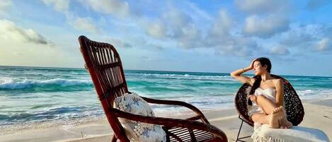 Plage, chaises longues, serviettes de plage