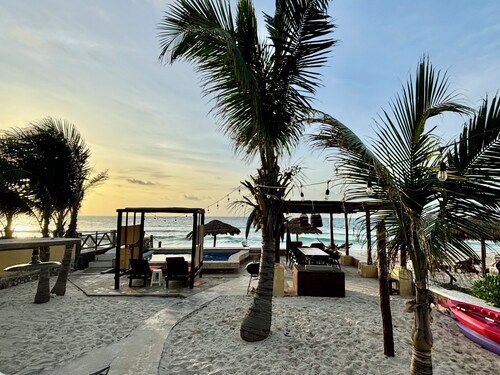 Cottage  sleeps 2-3 WiFi, Pool, Kayaks Chef, staff on site