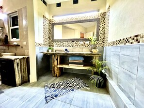 Shower, hair dryer, towels, soap - Cottage  sleeps 2-3 WiFi, Pool, Kayaks Chef, staff on site (playa del carmen)
