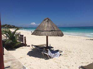 On the beach, sun-loungers, beach towels - Cottage  sleeps 2-3 WiFi, Pool, Kayaks Chef, staff on site (playa del carmen)