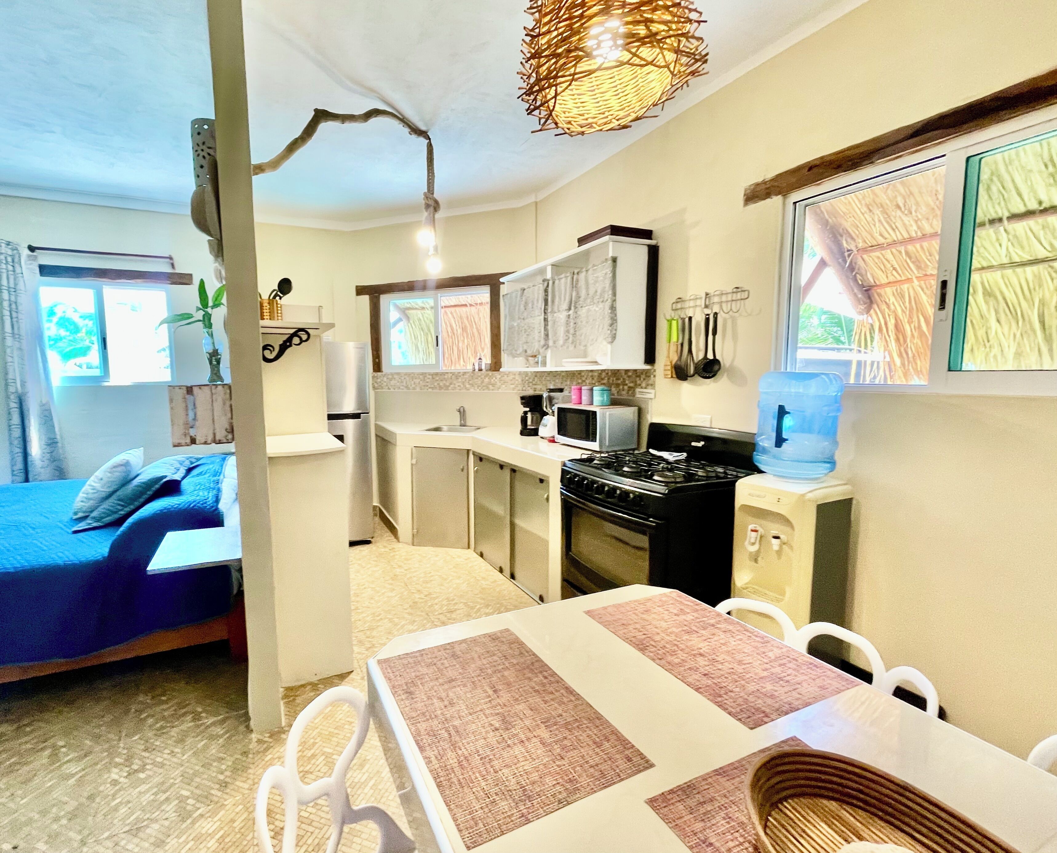 Een koelkast, een magnetron, een oven, een kookplaat