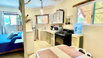 Een koelkast, een magnetron, een oven, een kookplaat