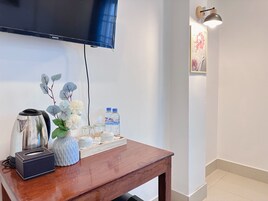 Televisión de pantalla plana de 32 pulgadas con canales por cable