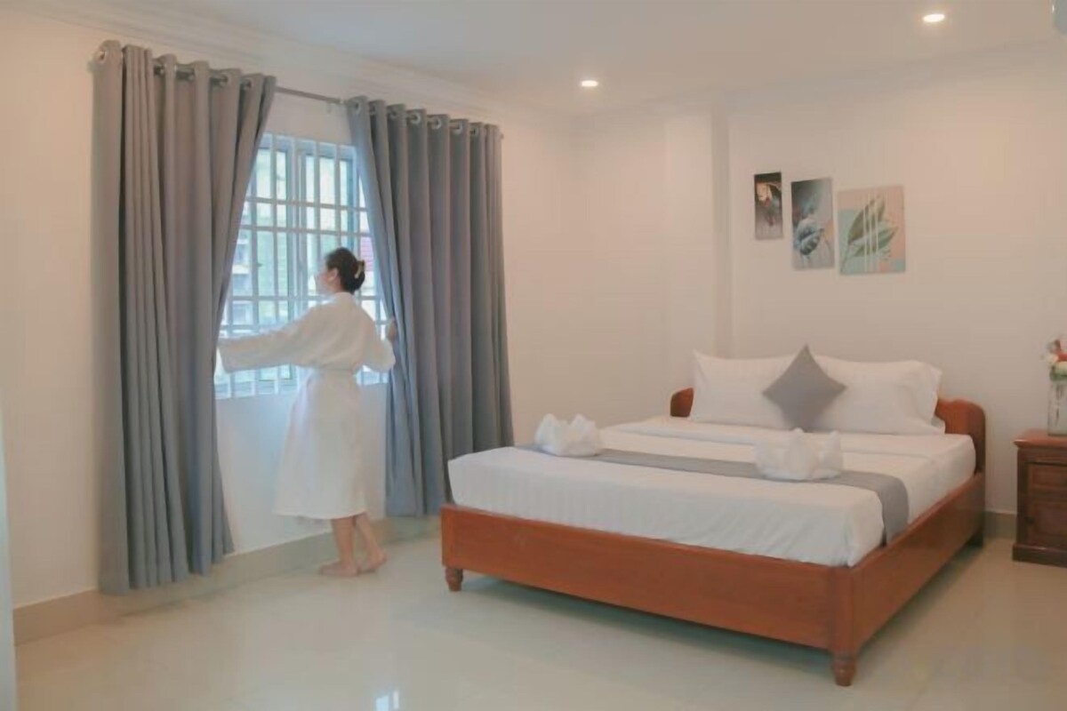 Minibar, in-room safe, WiFi (free), bed sheets