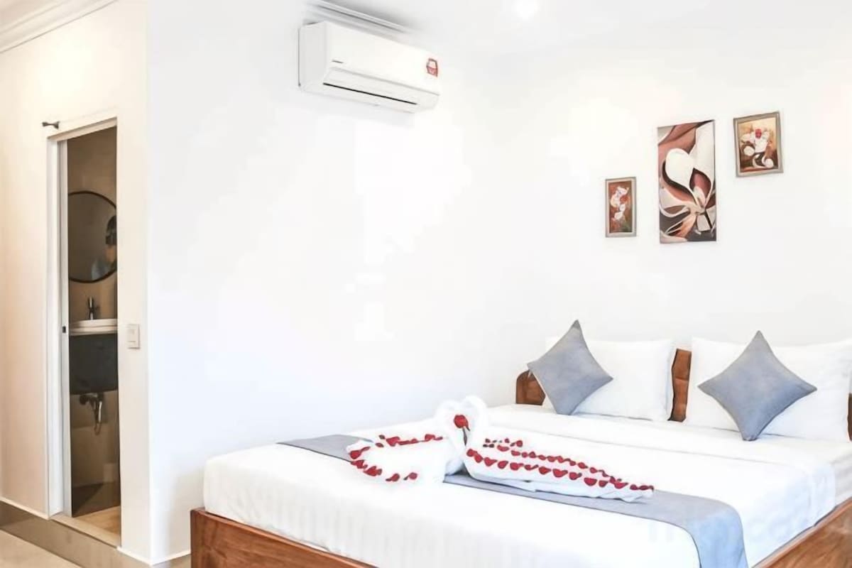 Minibar, in-room safe, WiFi (free), bed sheets