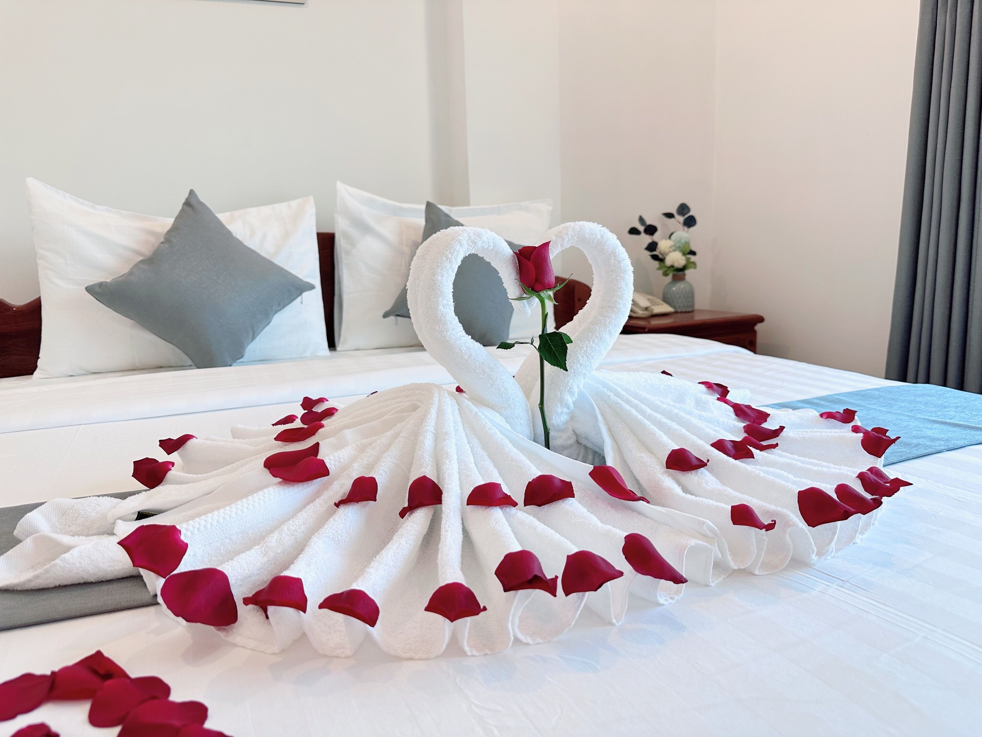 Minibar, caja de seguridad en la habitación, wifi gratis y ropa de cama 